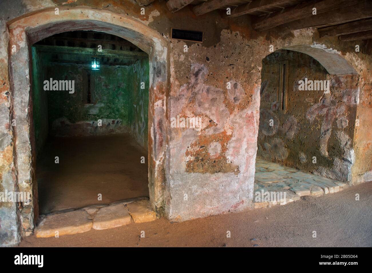 Slave-Quartiere in einem der Slave-Häuser auf Goree Island im Atlantik außerhalb von Dakar im Senegal, Westafrika Stockfoto