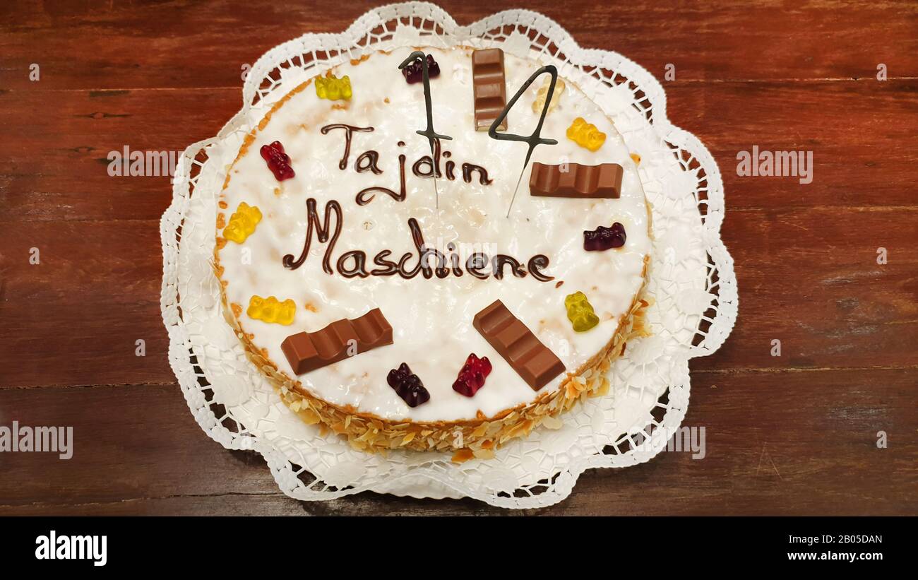 Geburtstagstorte für einen 14 Jahre alten Teenager in seinem Namen und das falsch geschriebene Wort Maschiene, Machine, Deutschland Stockfoto