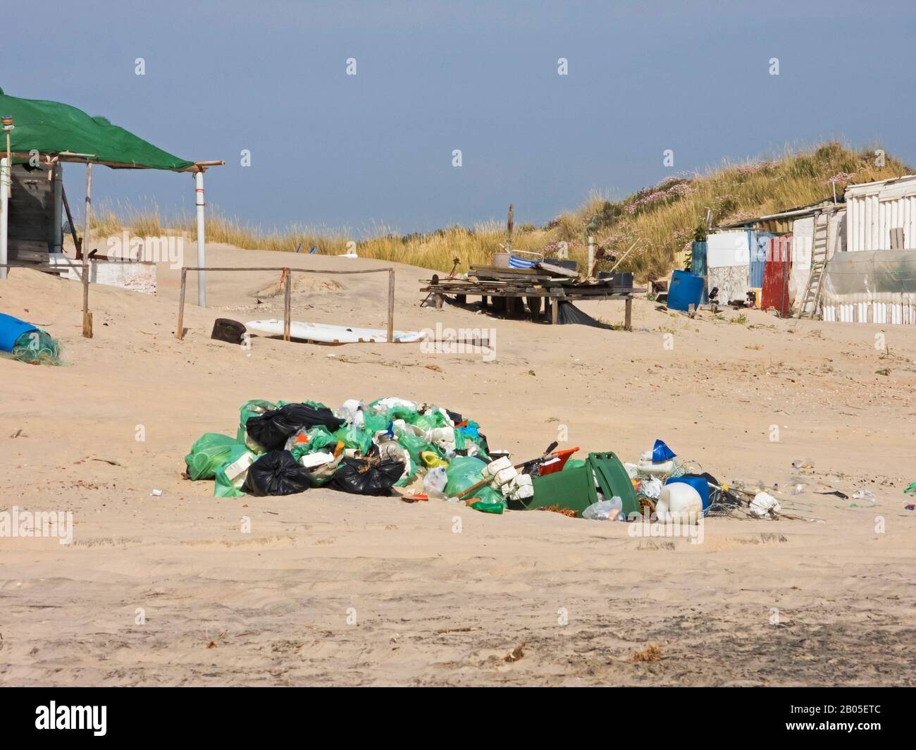 Abfall am Strand, Spanien, Andalusien, Huelva, Matalascanas Stockfoto