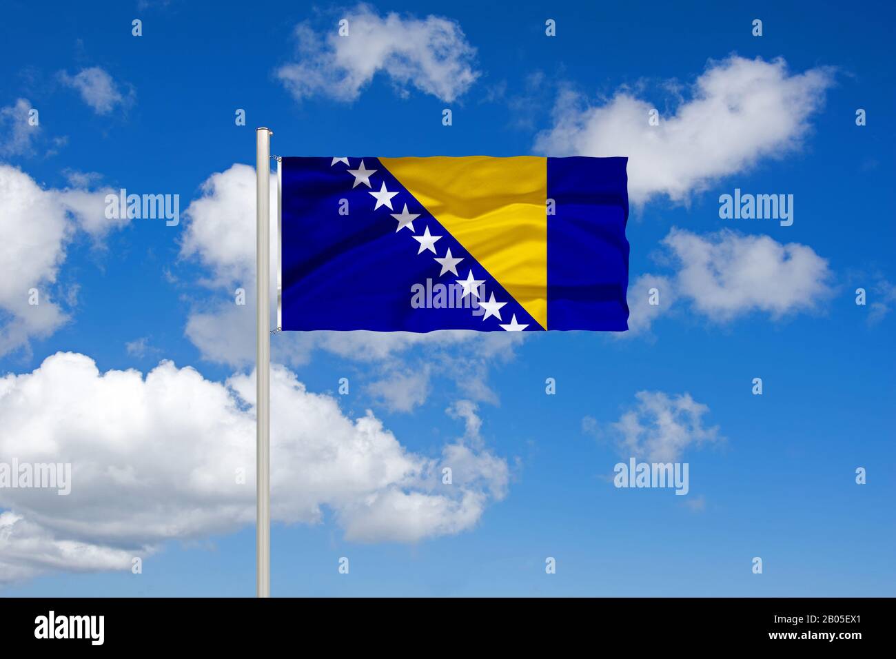Flagge von Bosnien und Herzegowina vor blauem bewölktem Himmel, Bosnien und Herzegowina Stockfoto