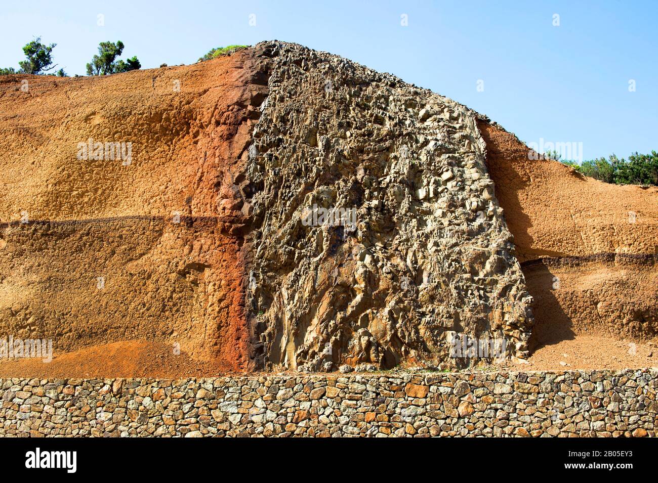 Basaltische Passage durch geschichtete vulkanische Asche am Straßenrand, Kanarische Inseln, La Gomera, Epina Stockfoto