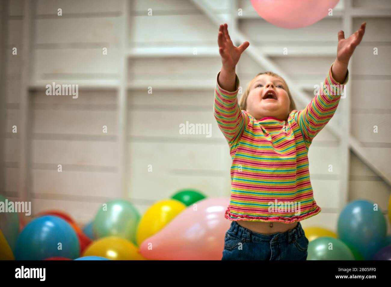Kleiner Junge, der Ballon in die Luft wirft. Stockfoto