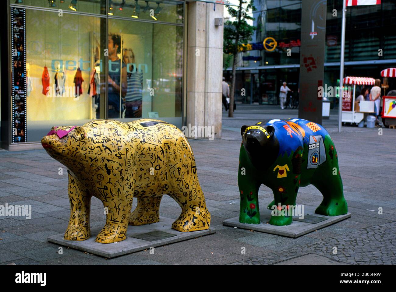 DEUTSCHLAND, BERLIN, STRASSENSZENE MIT BÄRENSTATUEN Stockfoto