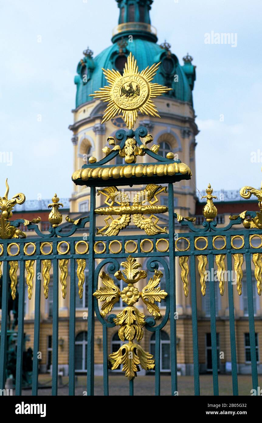 DEUTSCHLAND, BERLIN, SCHLOSS CHARLOTTENBURG (SOMMERRESIDENZ DER PREUSSISCHEN KÖNIGE), SCHMIEDEEISERNER ZAUN Stockfoto