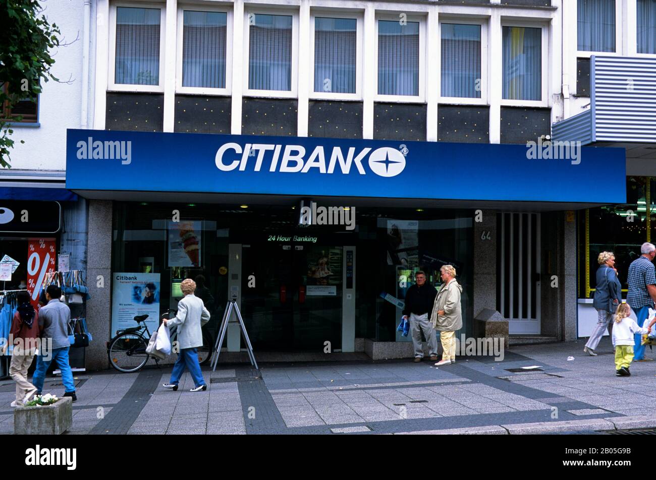DEUTSCHLAND, MÖNCHENGLADBACH, STRASSENSZENE, HAUPTEINKAUFSSTRASSE, STADTBANK, AMERIKANISCHES GESCHÄFT IN ÜBERSEE Stockfoto