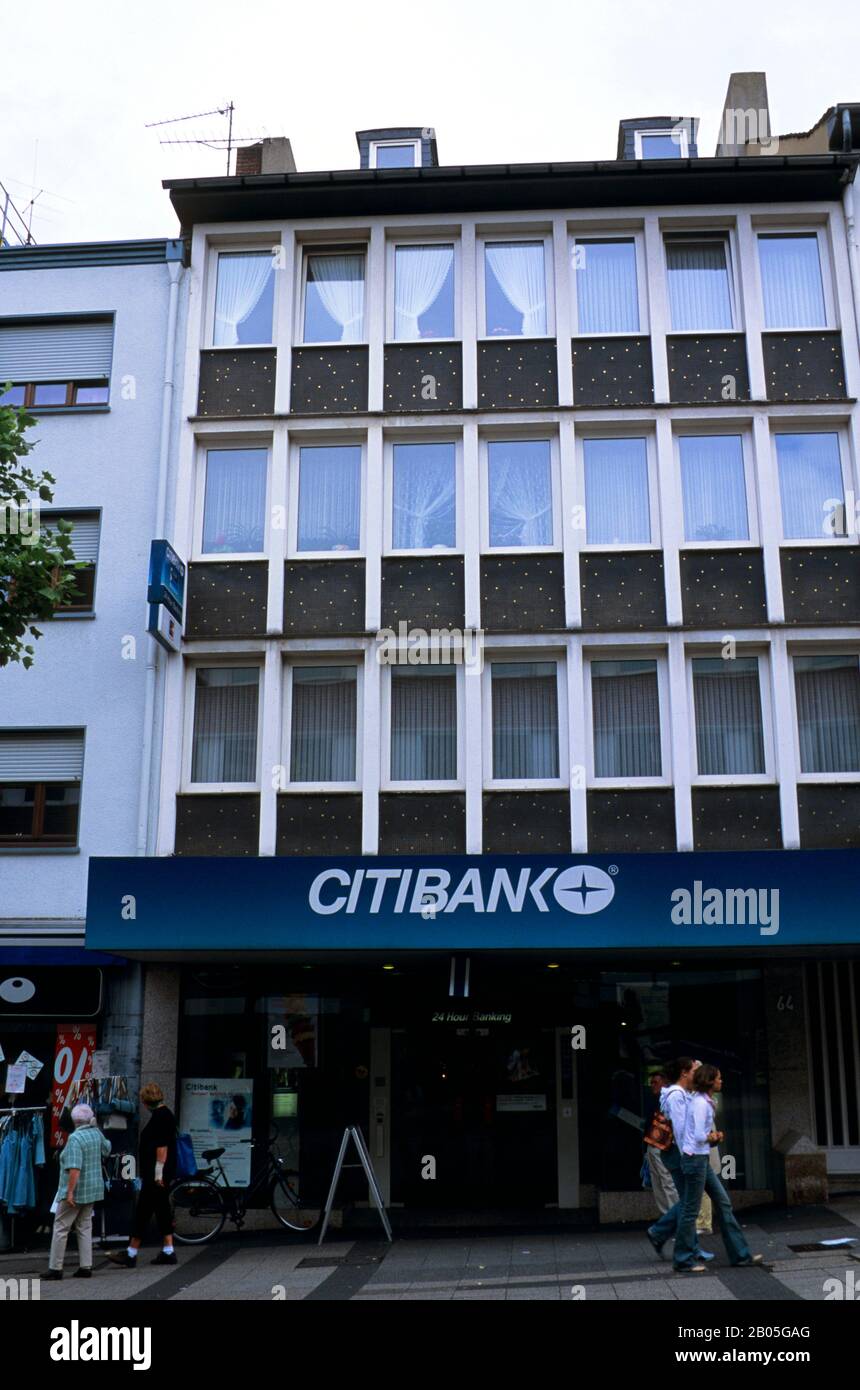 DEUTSCHLAND, MÖNCHENGLADBACH, STRASSENSZENE, HAUPTEINKAUFSSTRASSE, STADTBANK, AMERIKANISCHES GESCHÄFT IN ÜBERSEE Stockfoto