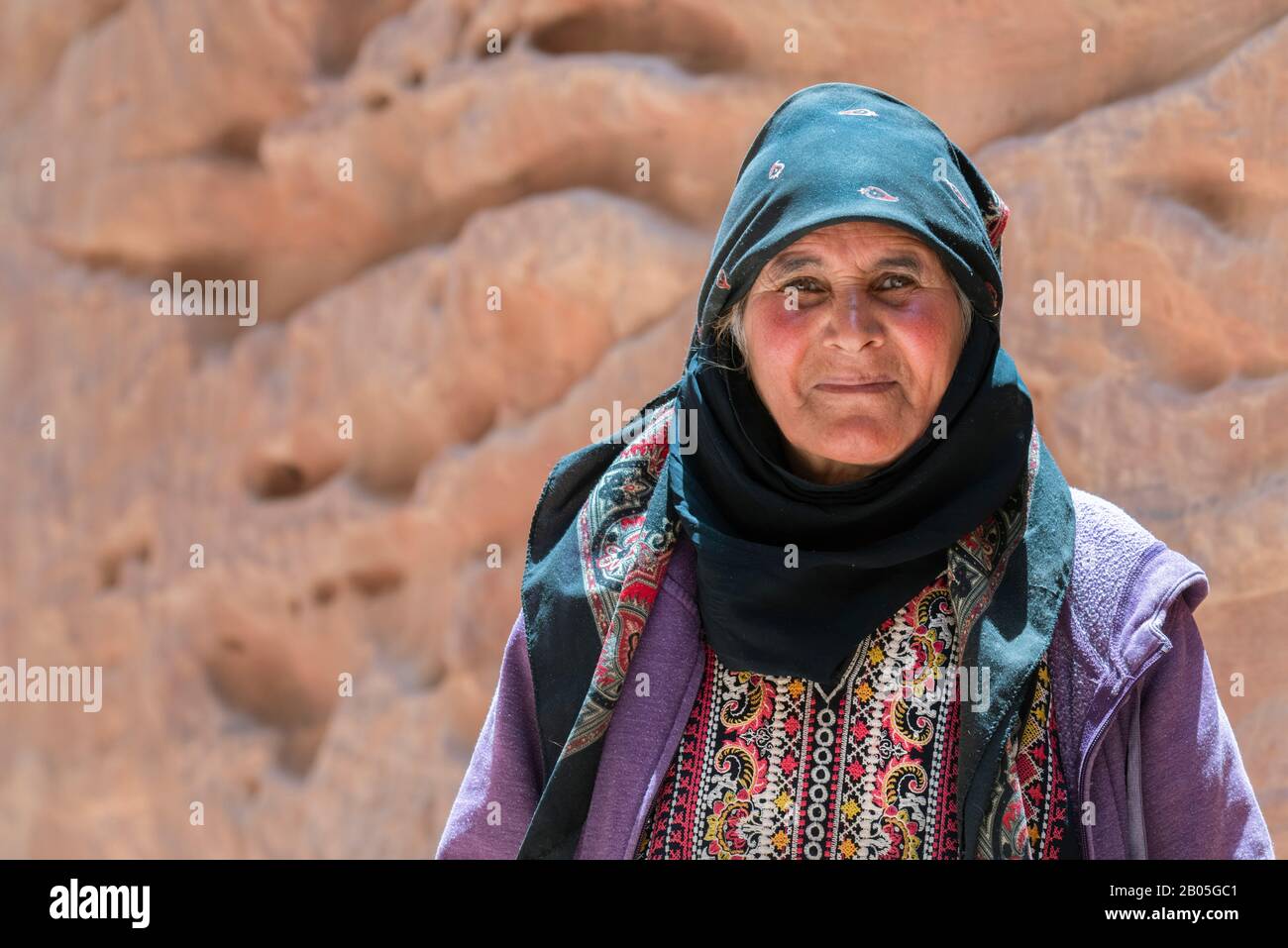 Jordan, Petra (UNESCO) Beduinerin in traditioneller Kleidung, 74 Jahre alter nomatischer Schafhirte. Stockfoto