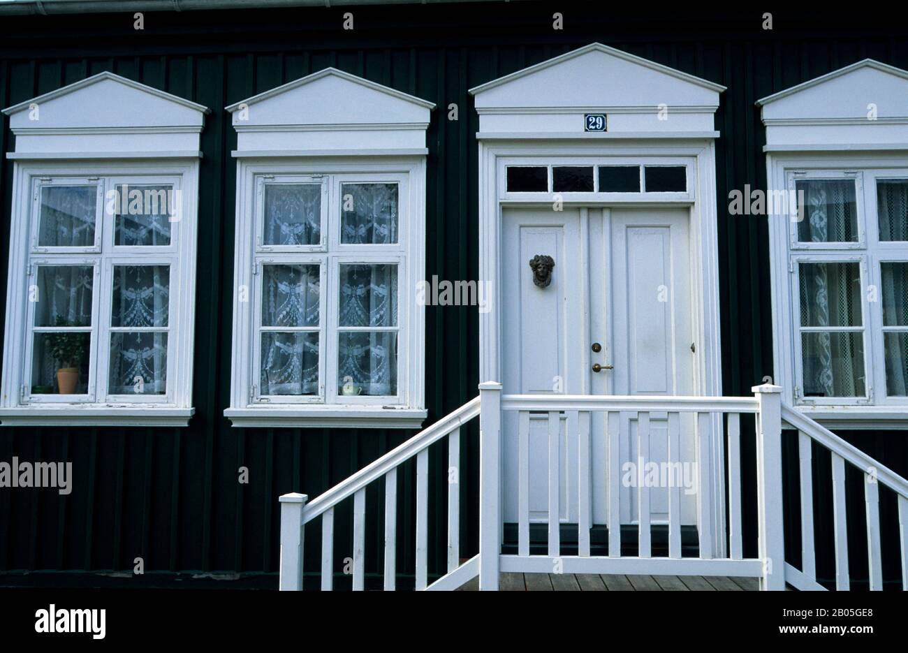 ISLAND, REYKJAVIK, ALTES HAUS, TÜR UND FENSTER Stockfoto