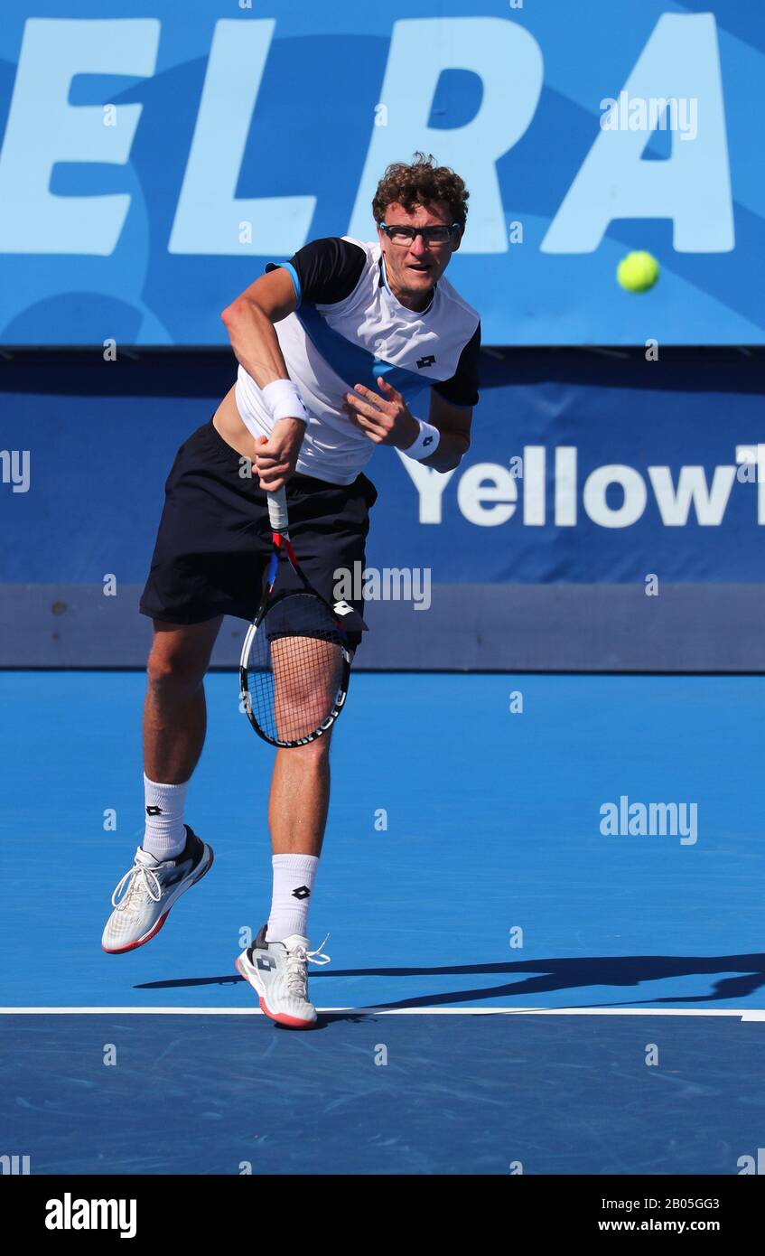 Delray Beach, Florida, USA. Februar 2020. Denis ISTOMIN (UZB) dient gegen Milos RAONIC (CAN) beim Profi-Tennisturnier der Delray Beach Open ATP 2020, gespielt im Delray Beach Stadium & Tennis Center in Delray Beach, Florida, USA. Mario Houben/CSM/Alamy Live News Stockfoto