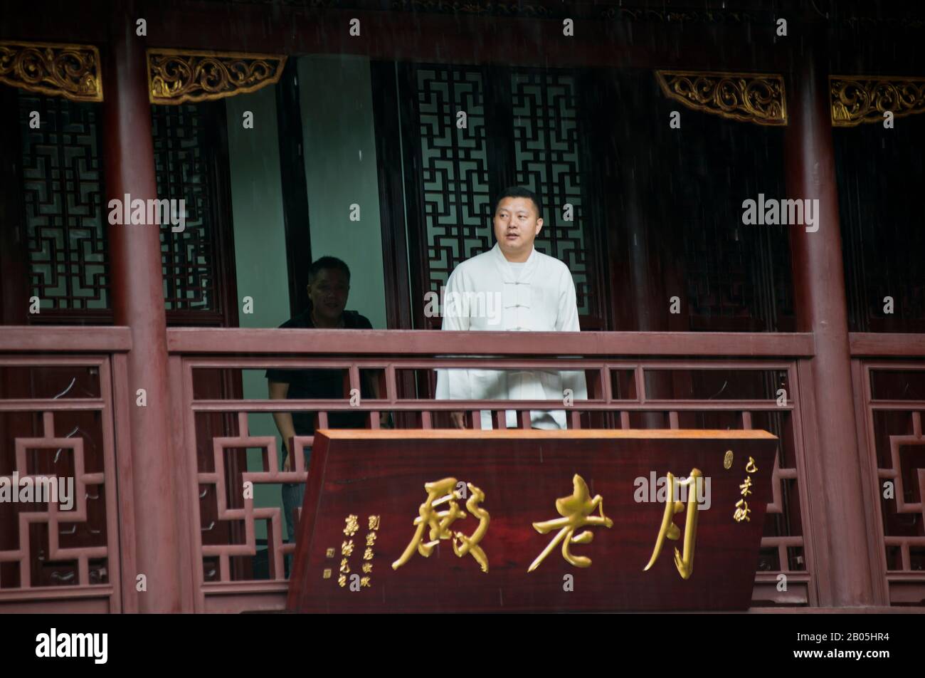 Monks im Stadtgotttempel von Shanghai (China) Stockfoto