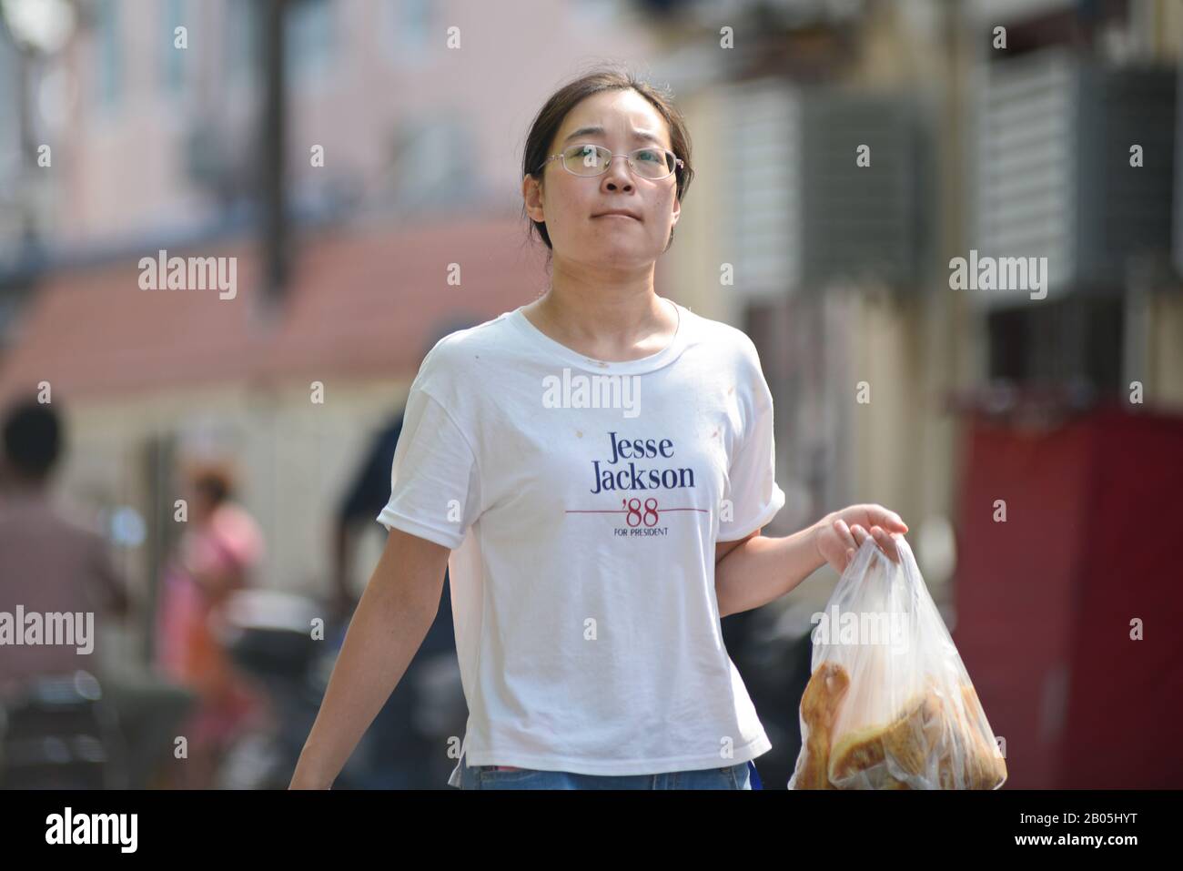 Eine chinesin kauft Lebensmittel in den Straßen der Shanghaier Altstadt, Penglai Road, Huangpu. China Stockfoto