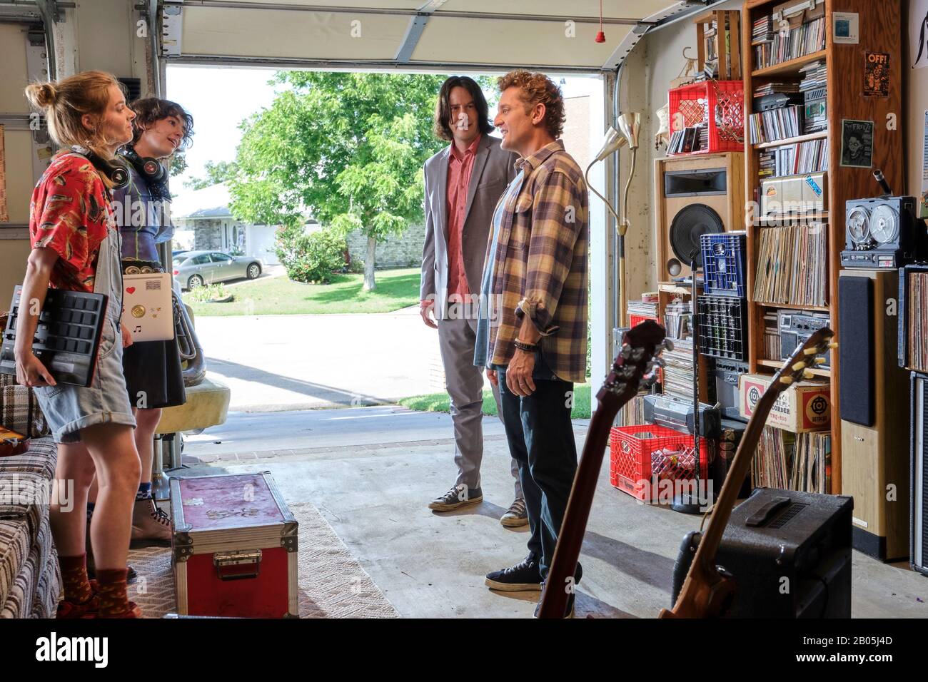 ERSCHEINUNGSDATUM: 21. August 2020 TITEL: Bill & Ted Face The Music STUDIO: United Artists DIRECTOR: Dean Parisot PLOT: Einmal erzählt, dass sie das Universum während eines Zeitfahrabenteuers retten würden, finden sich 2 Möchtegernrocker aus San Dimas, Kalifornien, als Dads mittleren Alters, die noch versuchen, einen Hitsong auszukurbeln und ihr Schicksal zu erfüllen. Hauptdarsteller: BRIGETTE LUNDY-PAINE als Billie Logan, SAMARA WEBEREI als Thea Preston, ALEX WINTER als Bill S. Preston, KEANU REEVES als Ted 'Theodore' Logan. (Bild: © United Artists/Entertainment Pictures) Stockfoto ERSCHEINUNGSDATUM: 21. August 2020 TITEL: Bill & Ted Face The Music STUDIO: United Artists DIRECTOR: Dean Parisot PLOT: Einmal erzählt, dass sie das Universum während eines Zeitfahrabenteuers retten würden, finden sich 2 Möchtegernrocker aus San Dimas, Kalifornien, als Dads mittleren Alters, die noch versuchen, einen Hitsong auszukurbeln und ihr Schicksal zu erfüllen. Hauptdarsteller: BRIGETTE LUNDY-PAINE als Billie Logan, SAMARA WEBEREI als Thea Preston, ALEX WINTER als Bill S. Preston, KEANU REEVES als Ted 'Theodore' Logan. (Bild: © United Artists/Entertainment Pictures) Stockfoto