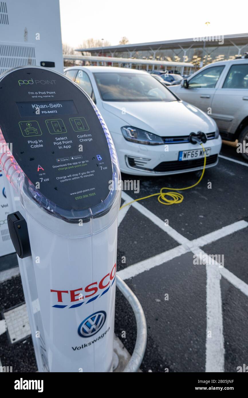 Volkswagen Golf GTE-Ladevorgang an den elektrischen Ladepunkten von Podpoint im Tesco Superstore Stockfoto