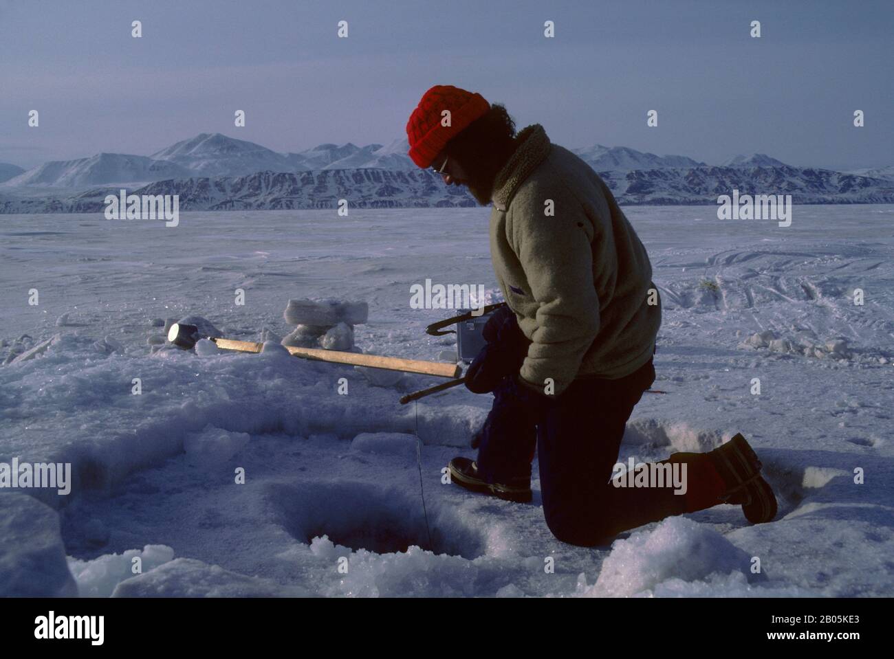KANADA, NUNAVUT, ELLESMERE ISLAND, LAKE HAZEN, EISFISCHEN (MODELLFREIGABE) Stockfoto
