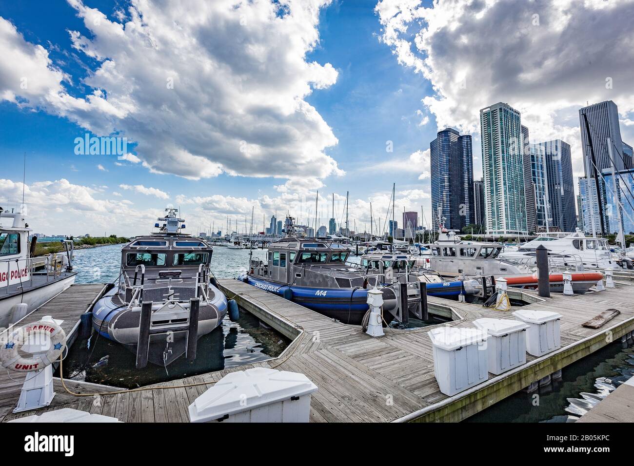 Blick auf die Stadt von einem Pier vor dem Michigansee. Stockfoto