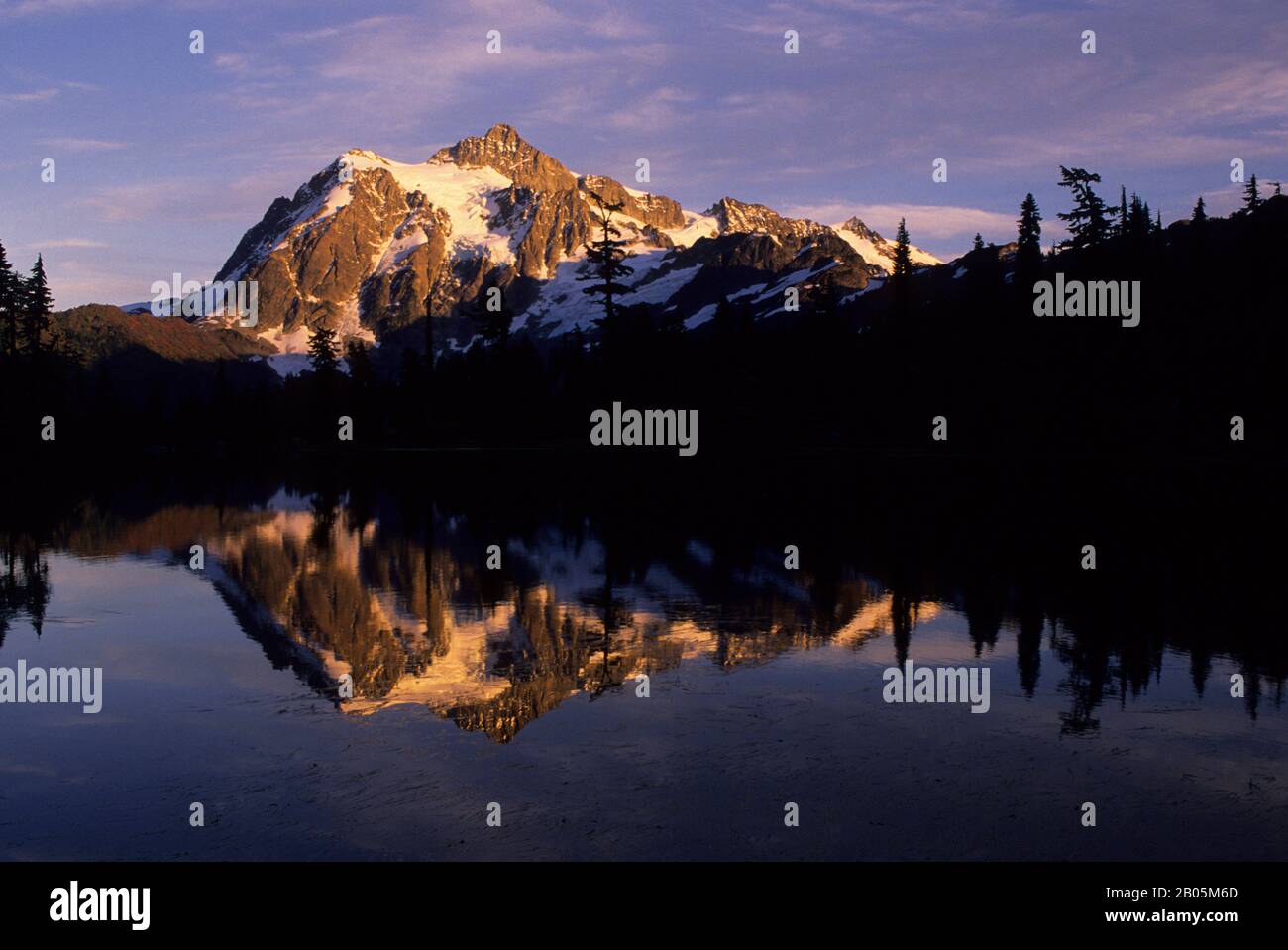 USA, WASHINGTON, HEATHER MEADOWS, MT. SHUKSAN (NATIONALPARK NORDKASKADEN) SPIEGELTE SICH ABENDS IM PICTURE LAKE WIDER Stockfoto