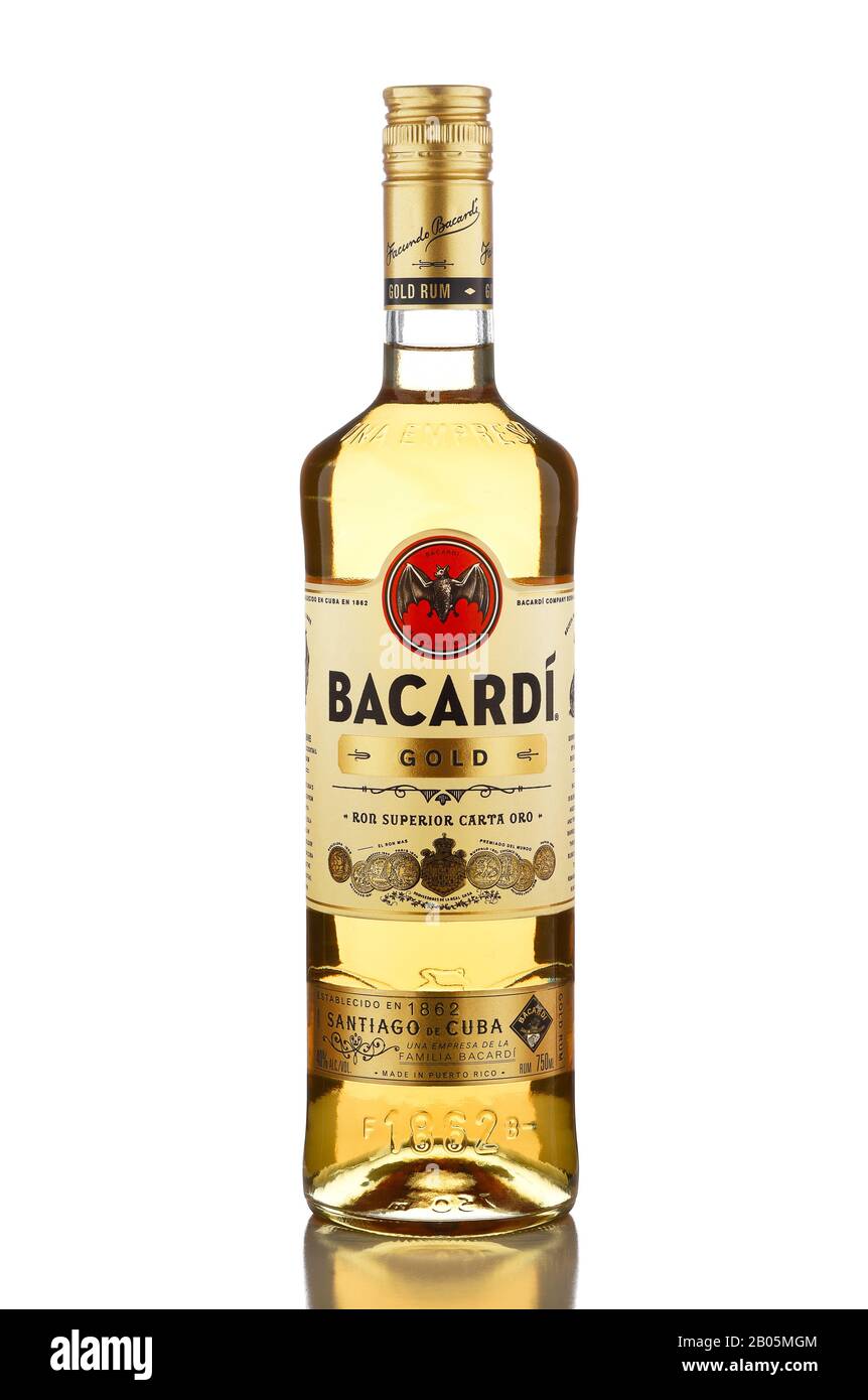 Irvine, KALIFORNIEN - DEC 28, 2018: Eine 750-ml-Flasche Bacardi Gold Rum. Stockfoto