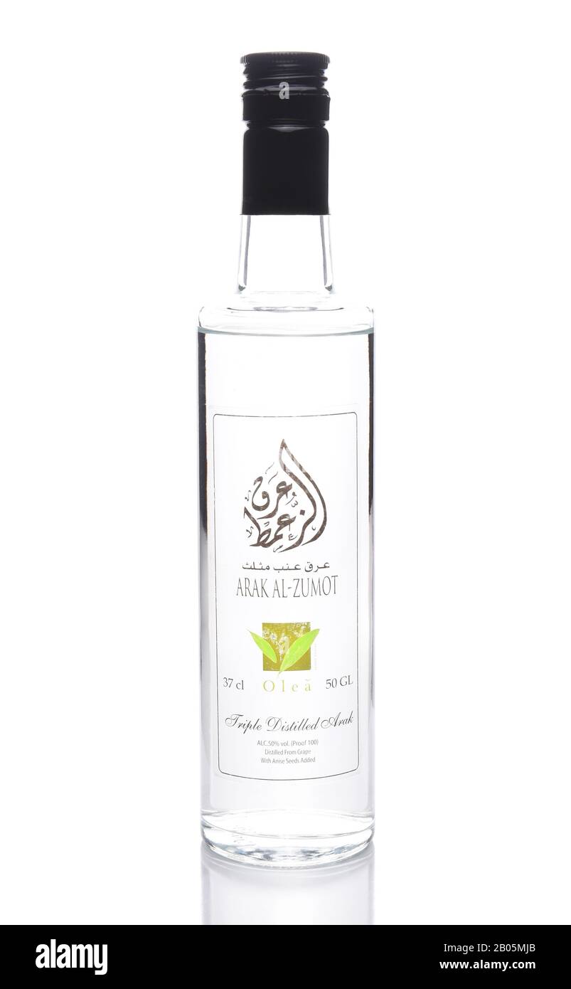 Irvine, KALIFORNIEN - 10. JULI 2017: Eine Flasche Arak Al-Zumot. Arak (arabisch) ist ein levantiner Alkoholgeist, ein klarer, farblos, ungesüßter Anisfl Stockfoto