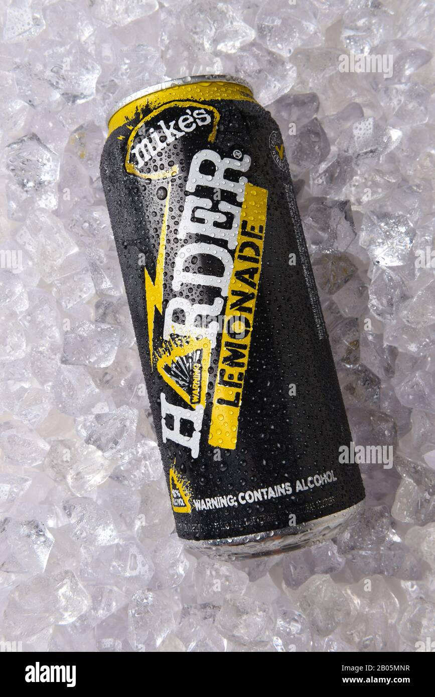 Irvine, KALIFORNIEN - 19. OKTOBER 2018: Eine Dose von Mikes Harder Lemonade auf einem Eisbett. Stockfoto