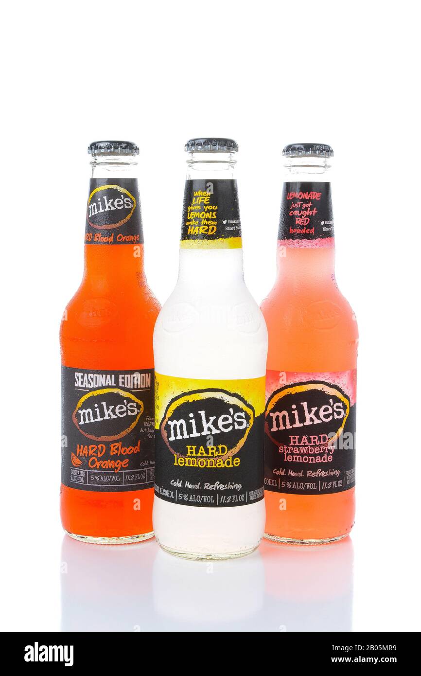 Irvine, CA - 15. AUGUST 2016: Drei Flaschen Mikes Hard Lemonade auf Eis. Mikes produziert eine Reihe alkoholischer Limonaden in verschiedenen Fruchtaromen. Stockfoto