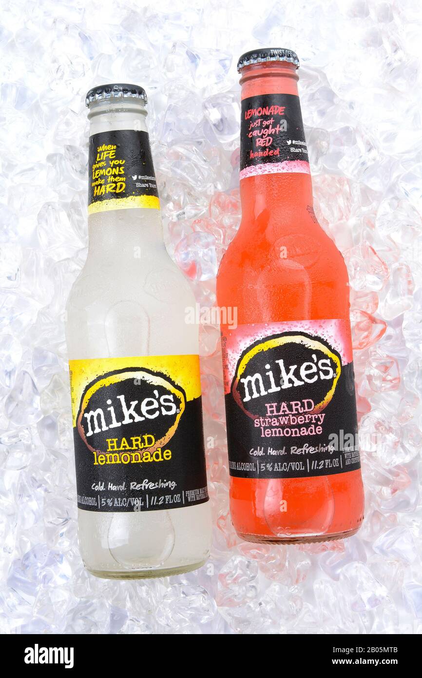 Irvine, CA - 15. AUGUST 2016: Zwei Flaschen Mikes Hard Lemonade auf Eis. Mikes produziert eine Reihe alkoholischer Limonaden in verschiedenen Fruchtaromen. Stockfoto