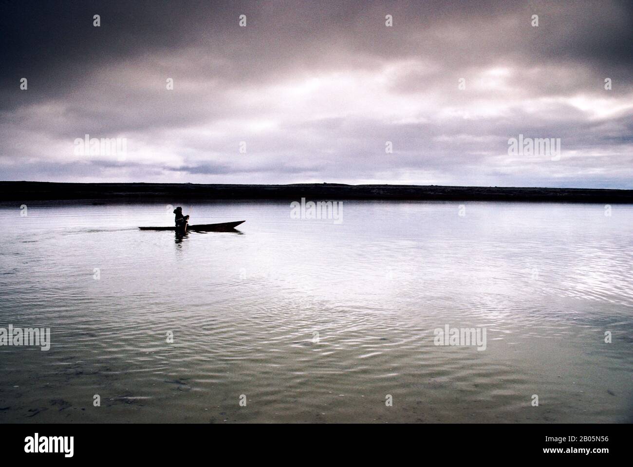 KANADA, NWT, HUDSON BAY, SOUTH HAMPTON ISLAND, NATIVE PT, INUIT IM TRADITIONELLEN KAYAK Stockfoto