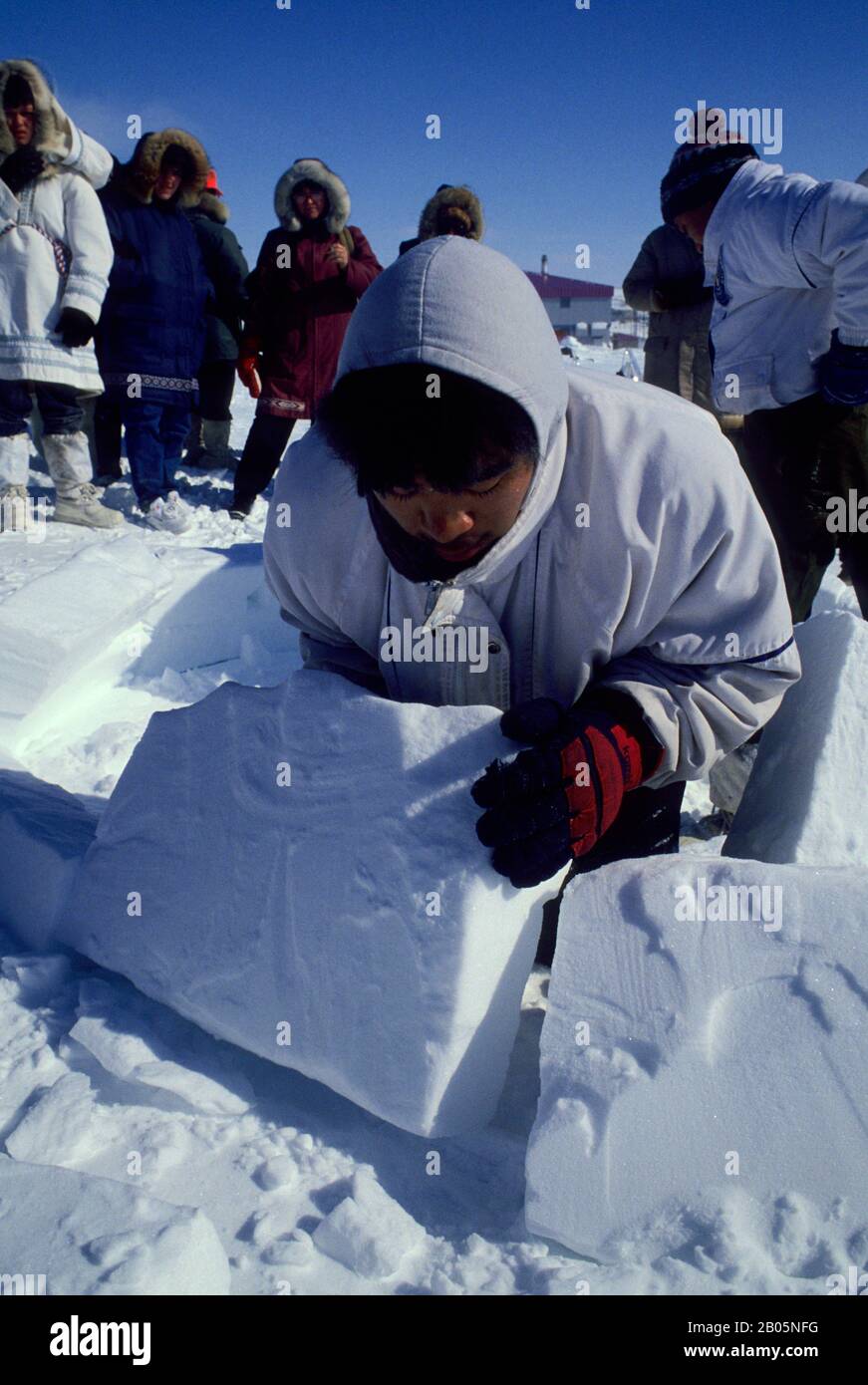 KANADA, N. W.T., IQALUIT, TOONIK TYME FESTIVAL, IGLU-BAUWETTBEWERB FÜR KINDER Stockfoto