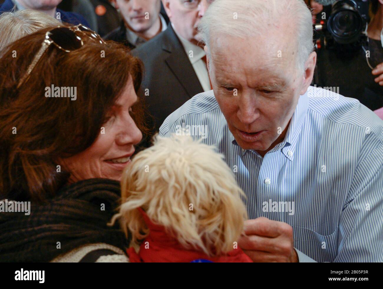 Während einer primären Kampagnenveranstaltung in New Hampshire reagiert der ehemalige US-Vizepräsident Joe Biden auf den kleinen Hund einer Frau. Stockfoto