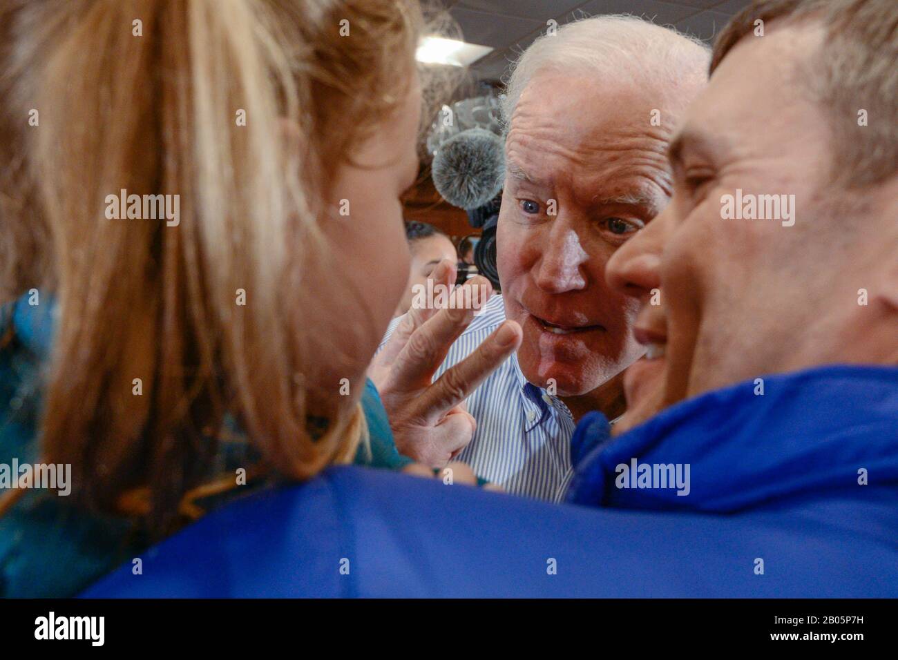 Während eines Wahlkampfs in New Hampshire reagiert der ehemalige US-Vizepräsident Joe Biden auf ein Mädchen, das ihm erzählt, dass sie drei Jahre alt ist. Stockfoto
