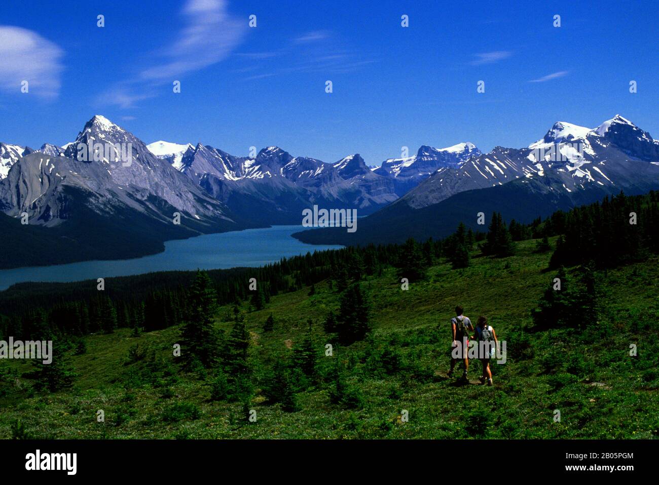 KANADA, ALBERTA, FELSIGE BERGE, JASPER NATIONALPARK, MALIGNE LAKE MIT ELIZABETH RANGE, WANDERER Stockfoto