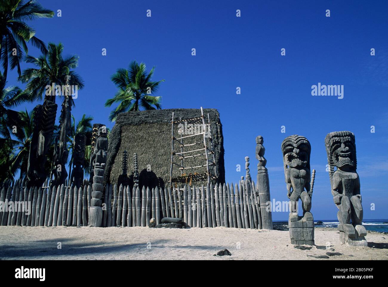USA, HAWAII, GROSSE INSEL, NATIONALE HIST. PARK, PU'UHONUA O HONAUNAU, ZUFLUCHTSORT, TEMPEL, STATUEN Stockfoto