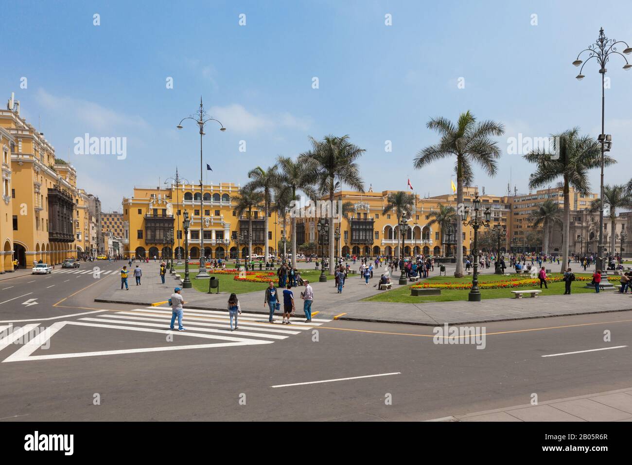 Die Plaza de Armas (Plaza Mayor) in Lima, Peru, ist ein lebendiger und vielbeschäftigter Ort, der einige schöne spanische Kolonialarchitektur zeigt. Stockfoto