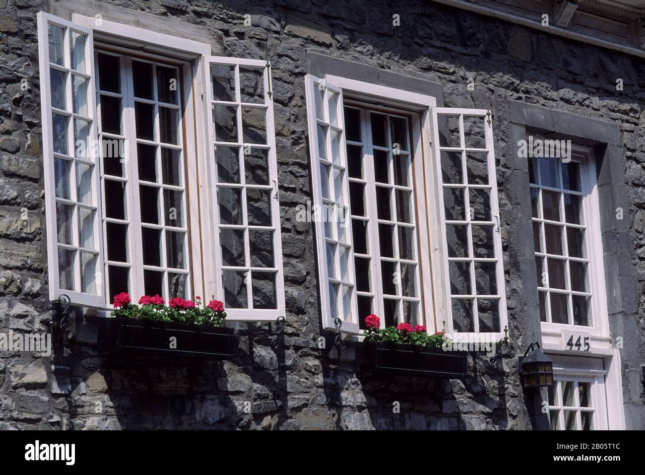KANADA, QUEBECE, MONTREAL, ALTSTADT, HAUS MIT FENSTER UND GERANIEN Stockfoto