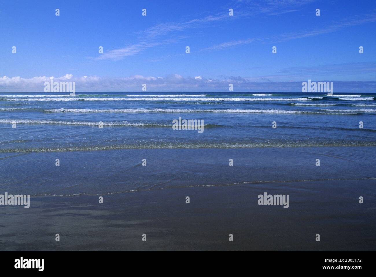 KANADA, BC, VANCOUVER ISLAND PACIFIC RIM NATIONALPARK, LANGER STRAND, SURF Stockfoto