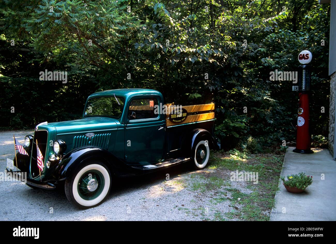 USA, OHIO, LAKE ERIE, SOUTH BASS ISLAND, PUT-IN-BAY, STONEHENGE HISTORIC SITE, OLD FORD TRUCK Stockfoto