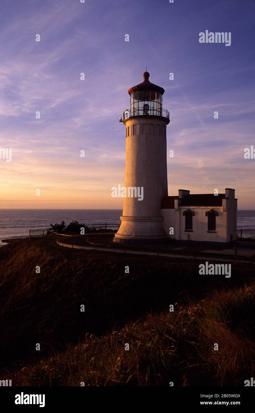 USA, WASHINGTON, LONG BEACH PENINSULA, FORT CANBY STATE PARK, NORTH HEAD LIGHTHOUSE IN ABENDLICHT Stockfoto