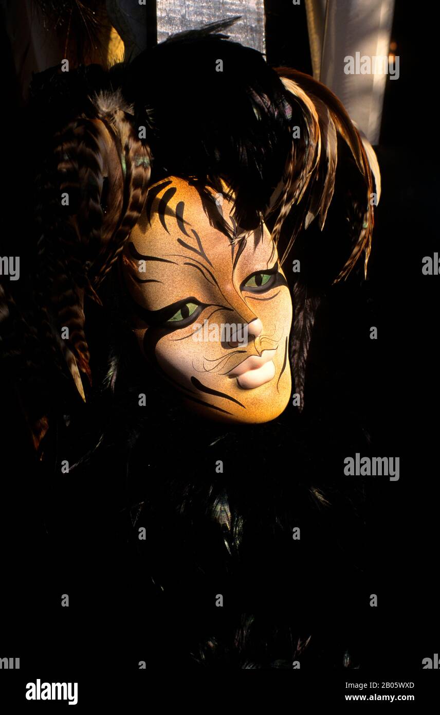 USA, LOUISIANA, NEW ORLEANS, FRENCH QUARTER, ROYAL ST., MARDIGRAS-FENSTERANZEIGE, MASKE, NAHAUFNAHME Stockfoto