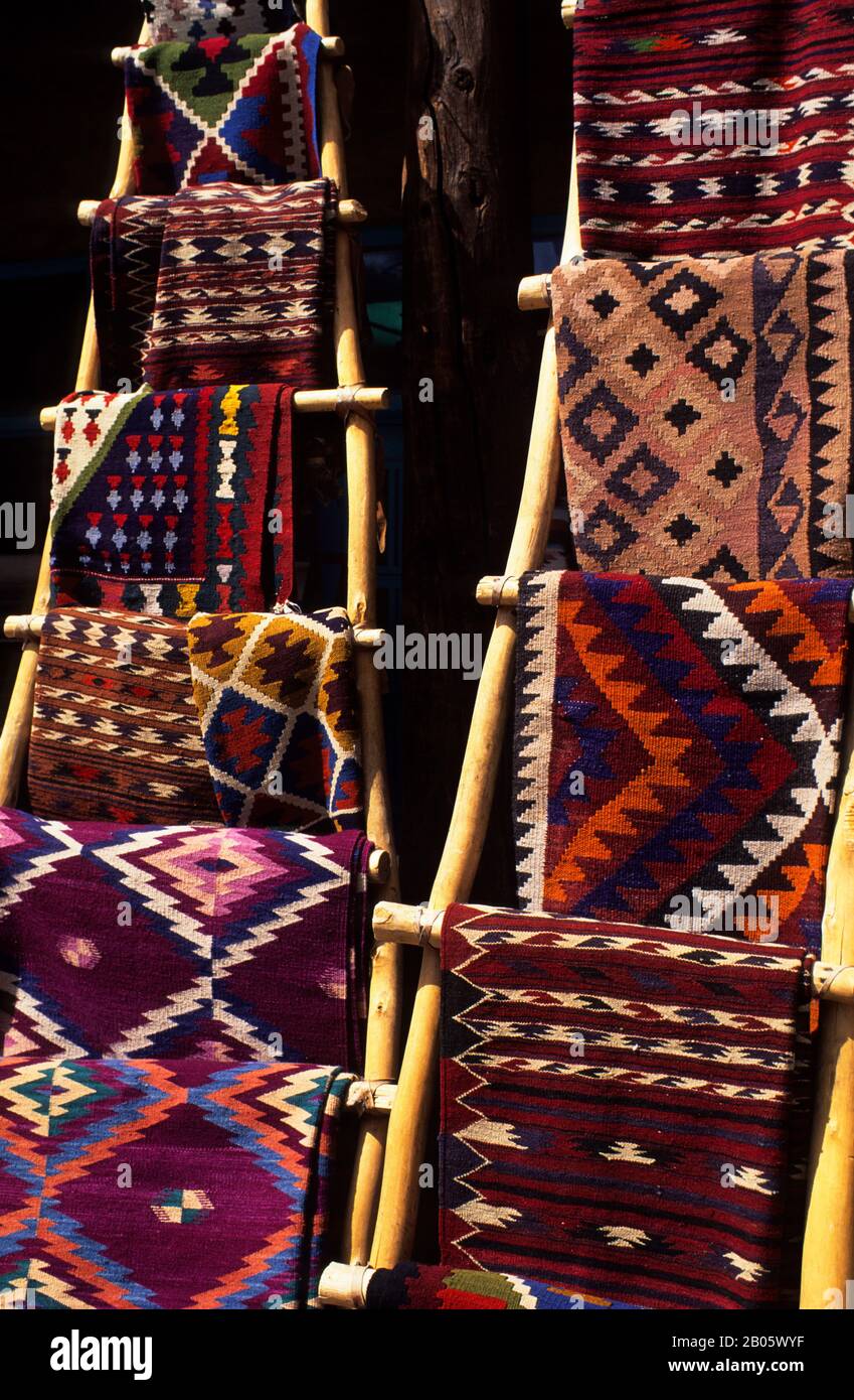 NEW MEXICO, SANTA FE, ANZEIGE VON SÜDWESTINDISCHEN WEAVINGS Stockfoto