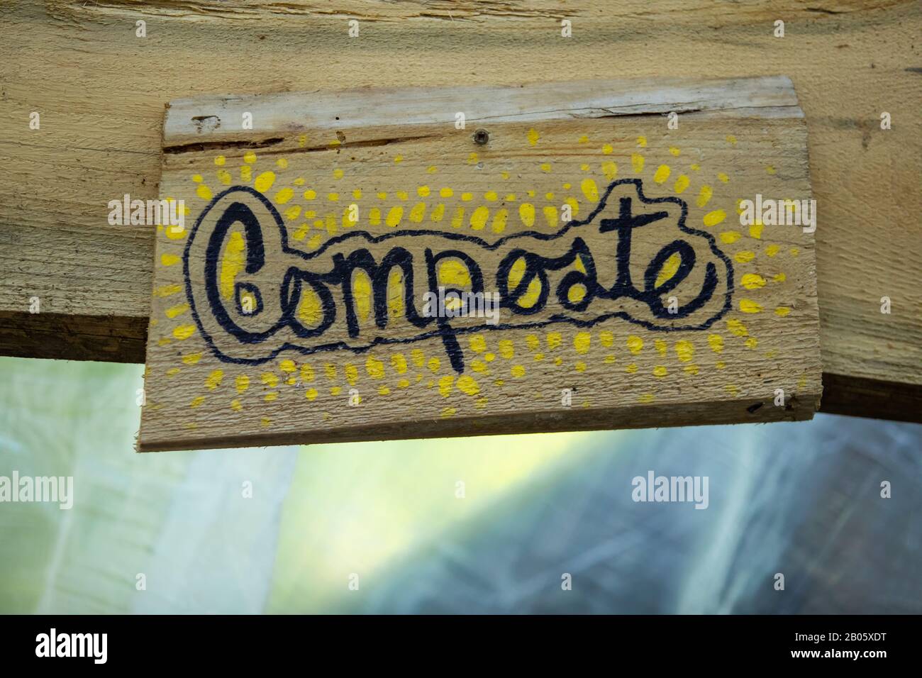 Ein Nahschuss einer rustikalen Hand machte aus französischem Schild den Spruch Kompost, mit handschriftlichen Worten. Umweltfreundliches Recycling. Kopieren Sie den Speicherplatz unten Stockfoto