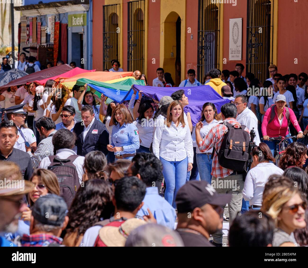 Gruppe von Jugendlichen mit Stolz, die Teil eines Flashmobs in Oaxaca sind, um die Aufnahme für alle zu feiern Stockfoto