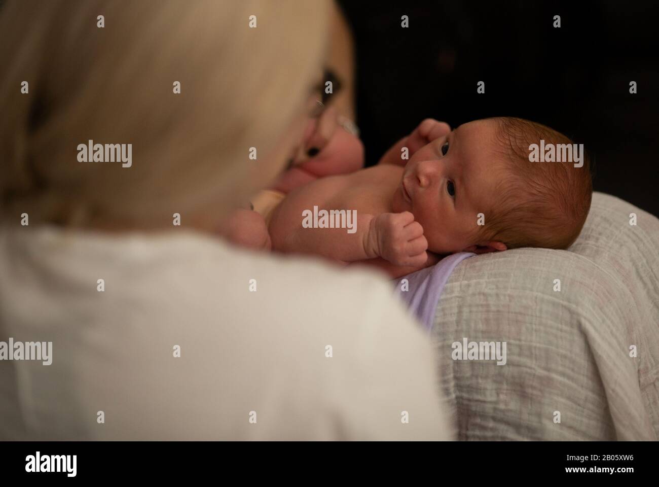 Eltern, die sein 3 Tage altes neugeborenes Baby halten Stockfoto