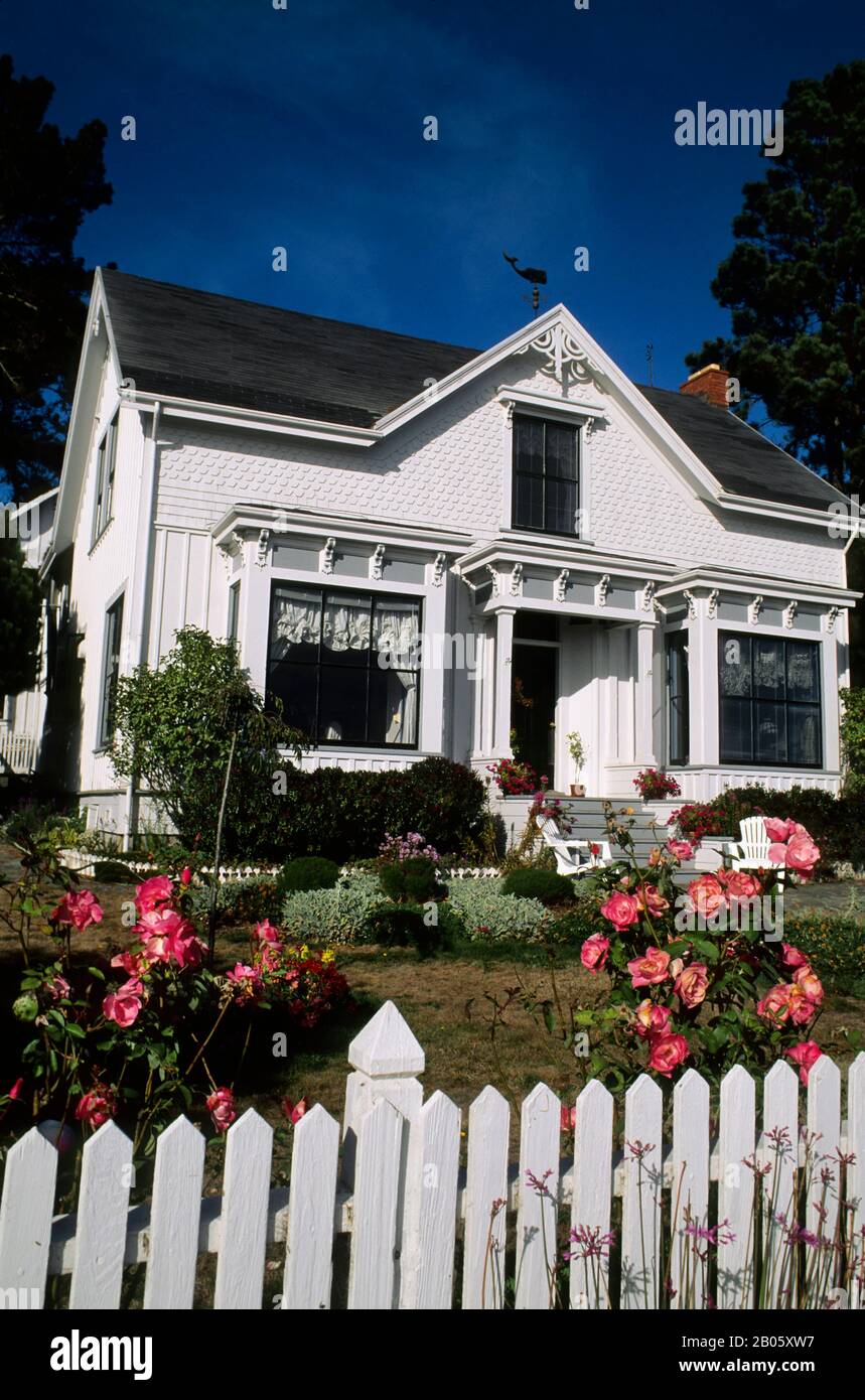 USA, NORDKALIFORNIEN, MENDOCINO, VIKTORIANISCHES HAUS, ROSEN Stockfoto
