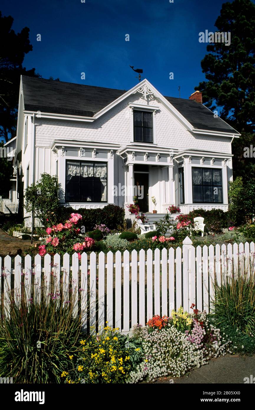 USA, NORDKALIFORNIEN, MENDOCINO, VIKTORIANISCHES HAUS, BLUMEN ENTLANG ZAUN Stockfoto