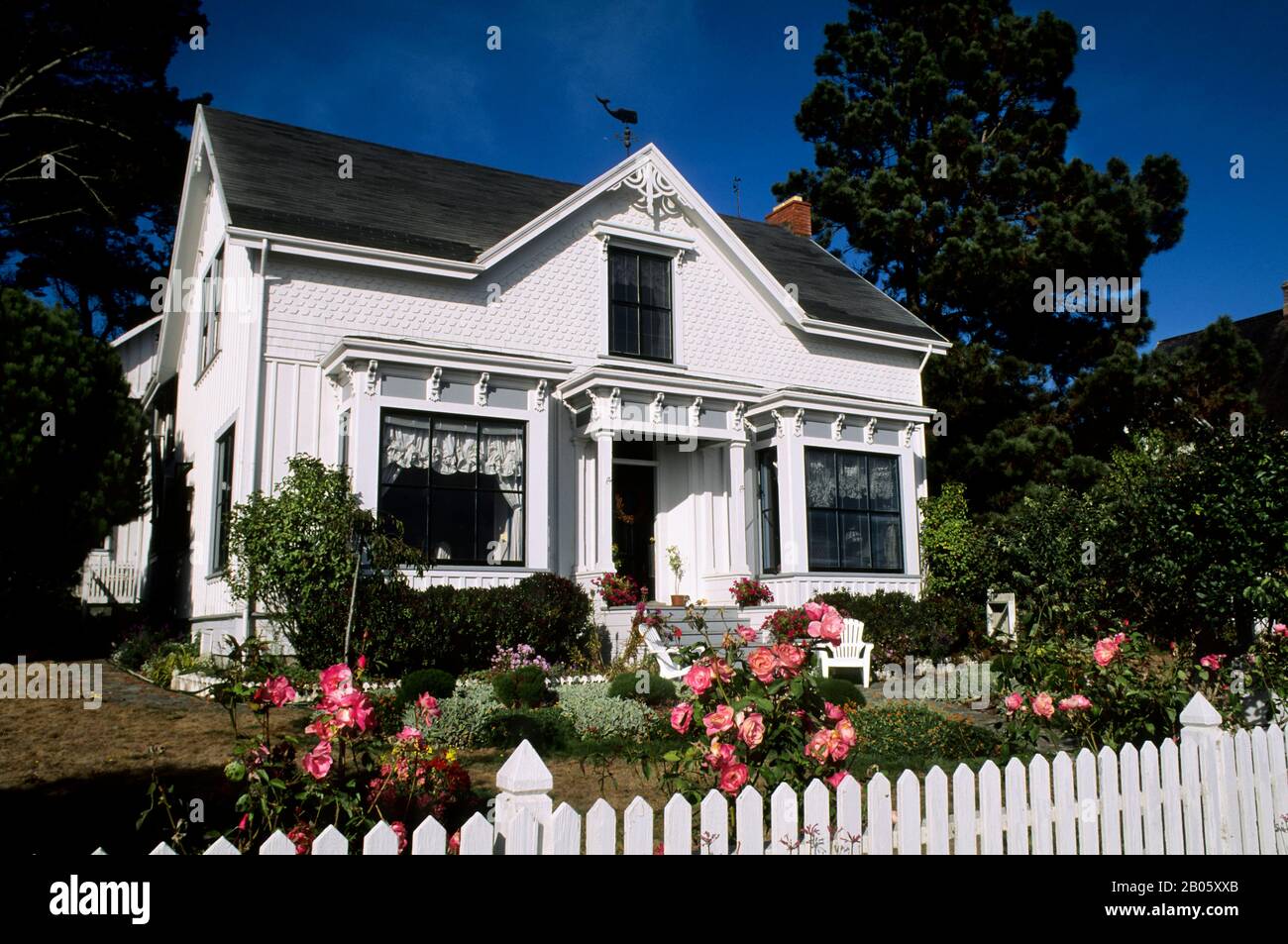USA, NORDKALIFORNIEN, MENDOCINO, VIKTORIANISCHES HAUS, ROSEN Stockfoto