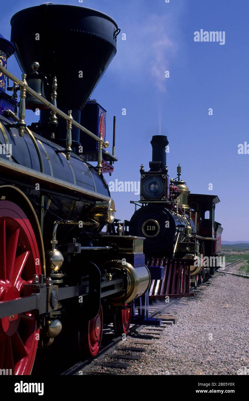 Die Dampfmaschine Union Pacific Nr. 119 und der Jupiter (offiziell bekannt als Central Pacific Railroad #60, beide gebaut im Jahr 1868) machten Geschichte, um sich bei P zu treffen Stockfoto