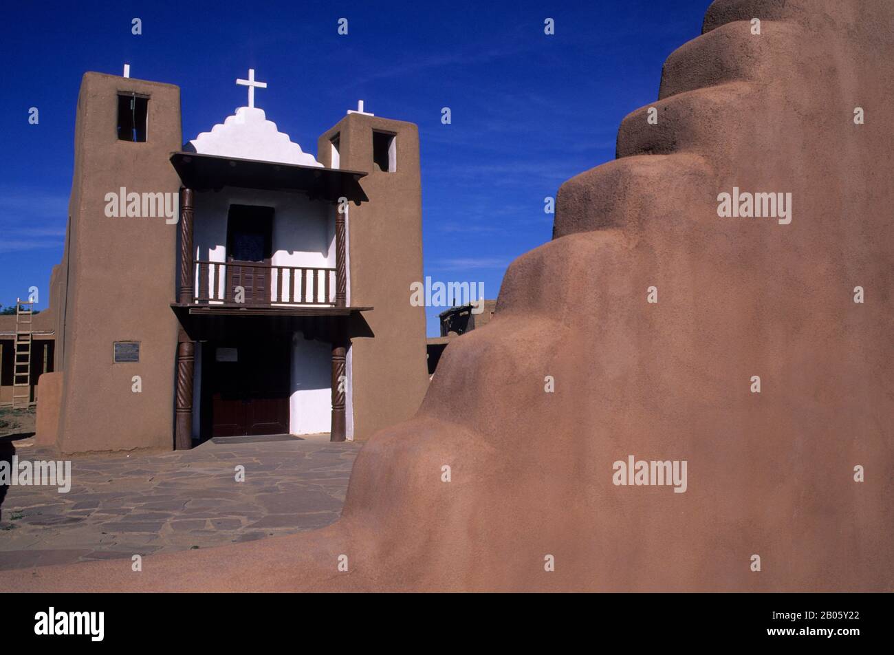 USA, NEW MEXICO, TAOS PUEBLO, ÄLTESTE STÄNDIG ANGESIEDELTE COMMUNITY IN DEN USA, CHURCH Stockfoto