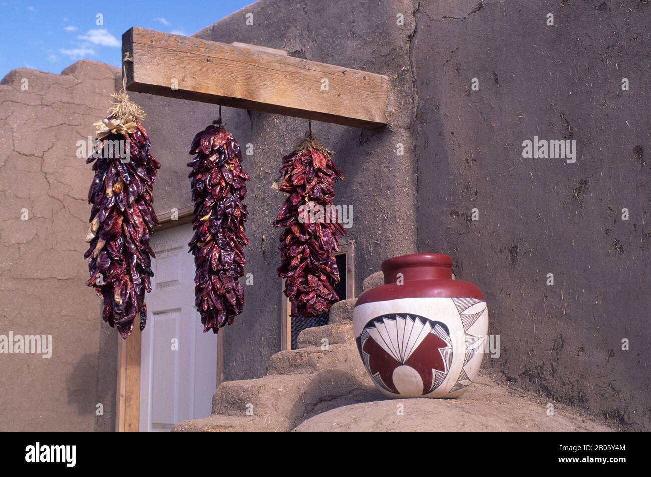 USA, NEW MEXICO, TAOS PUEBLO, ADOBE, KERAMIK UND CHILE PAPRIKA Stockfoto