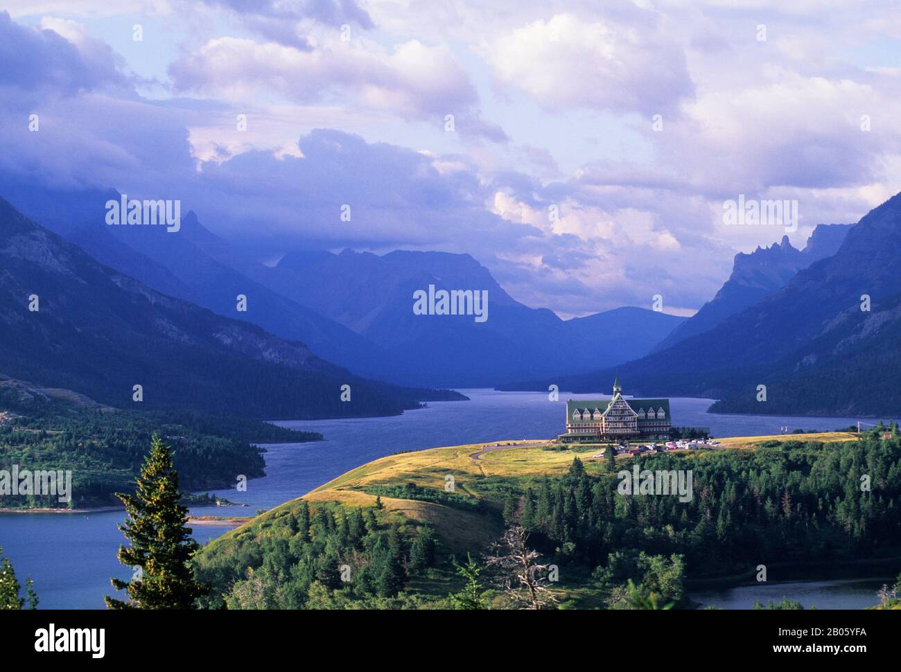 KANADA, ALBERTA, WATERTON NP, WATERTON LAKE MIT PRINCE OF WALES HOTEL Stockfoto