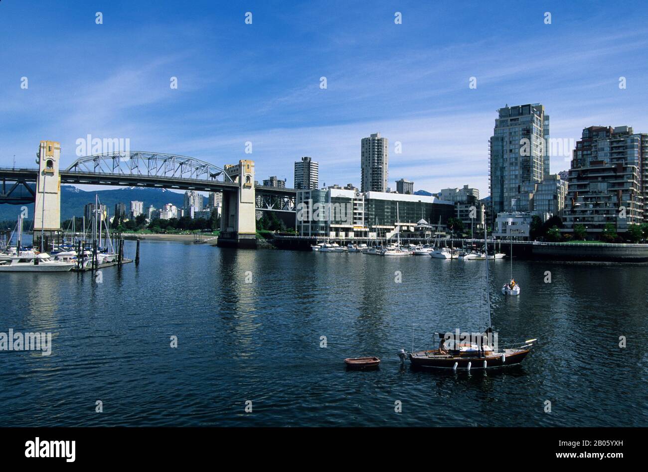 KANADA, BRITISH COLUMBIA, VANCOUVER, INSEL GRANVILLE, BLICK AUF DIE BURRAD-BRÜCKE Stockfoto