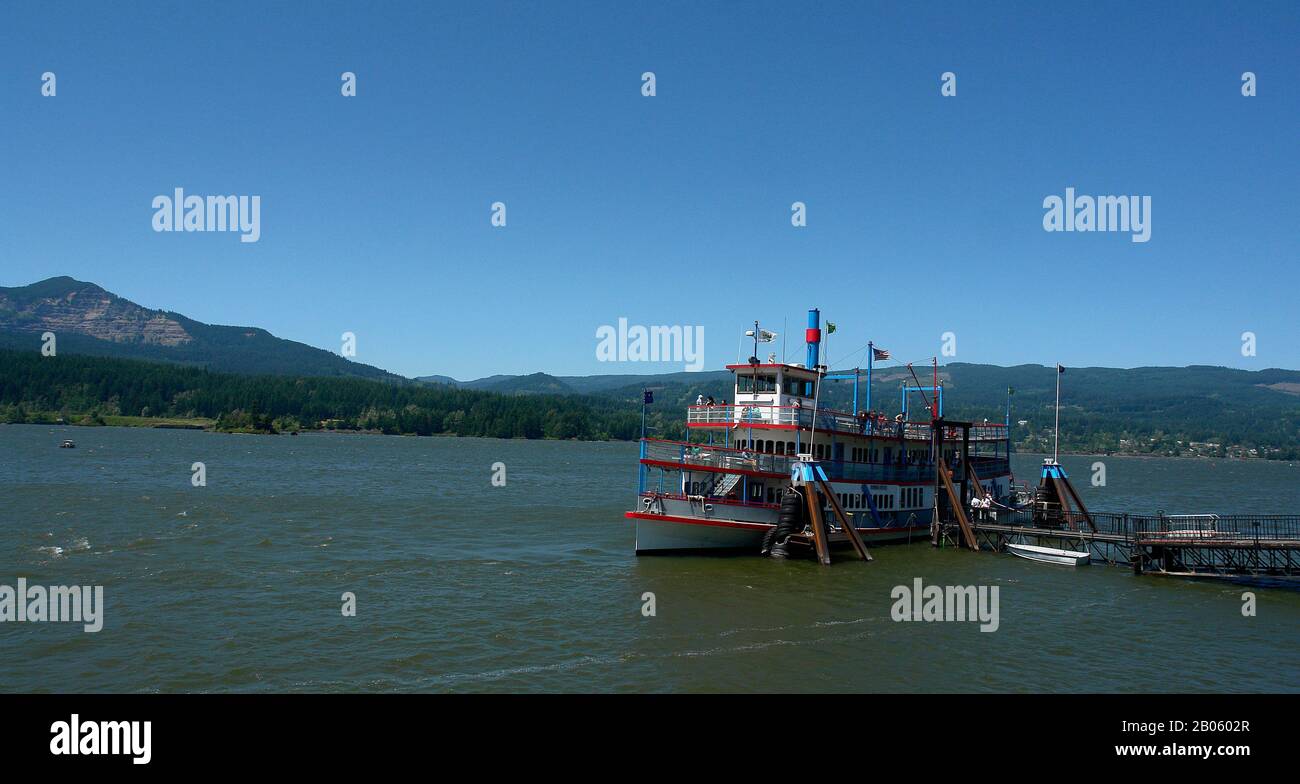 Ein alter Dampfer, der am Columbia River angedockt war Stockfoto